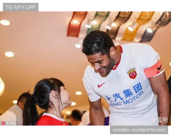 儿童球童牵手球员入场，萌态十足